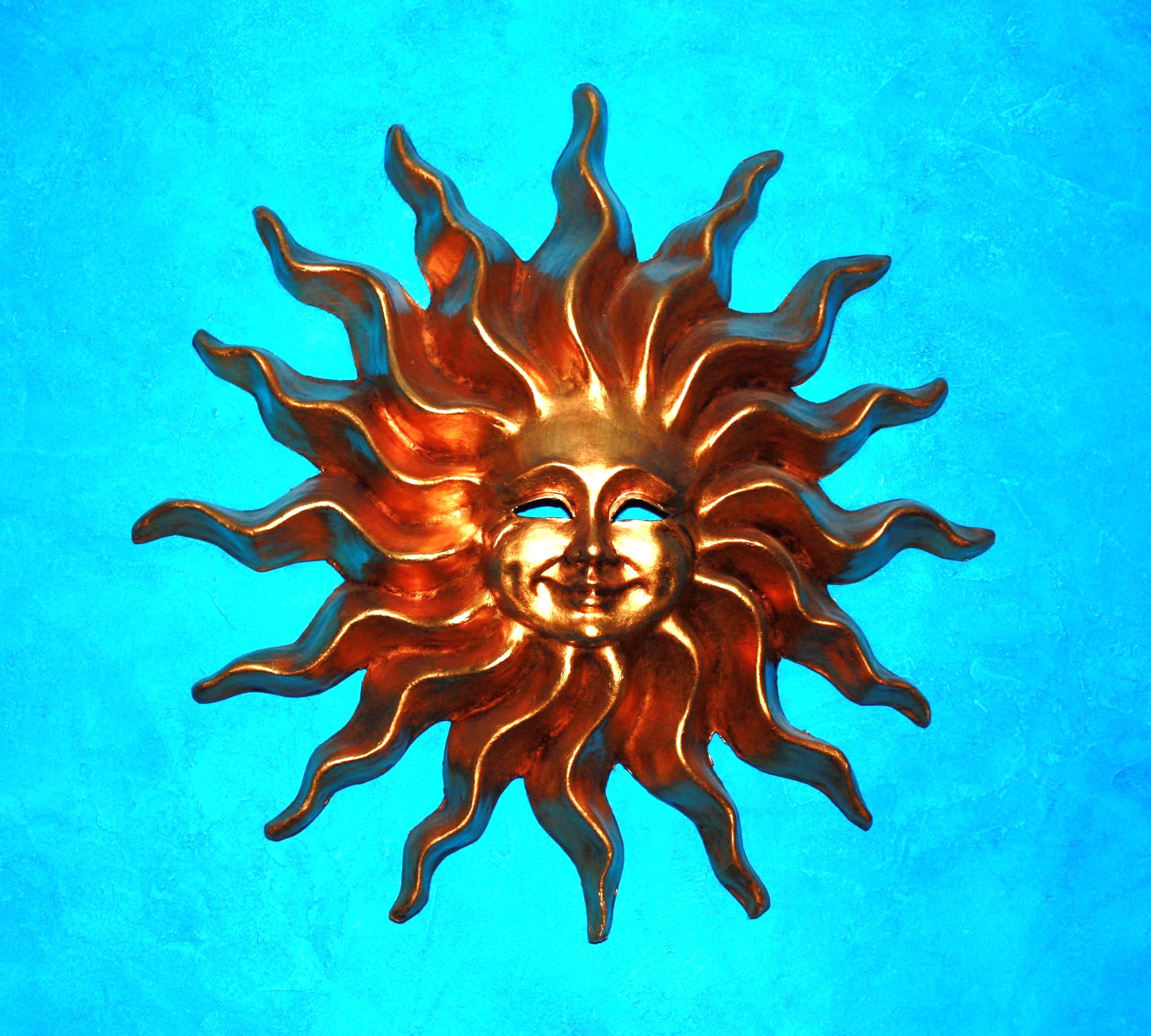 Sole dorato in cartapesta